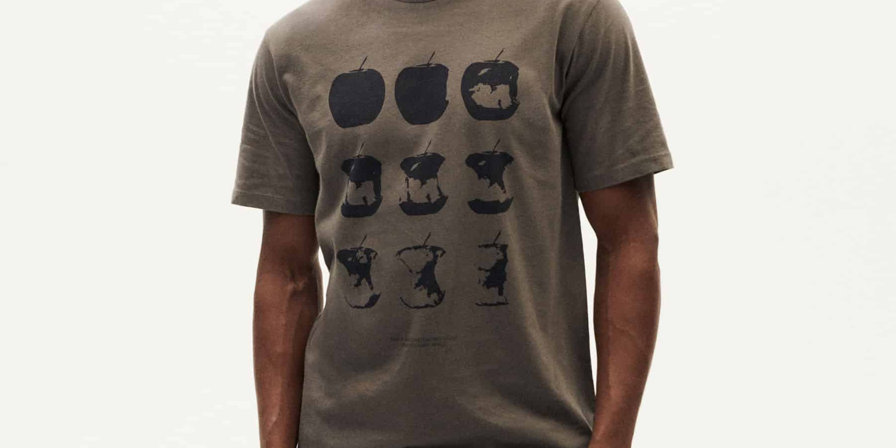 Mann in beiger Mütze und bedrucktem T-Shirt