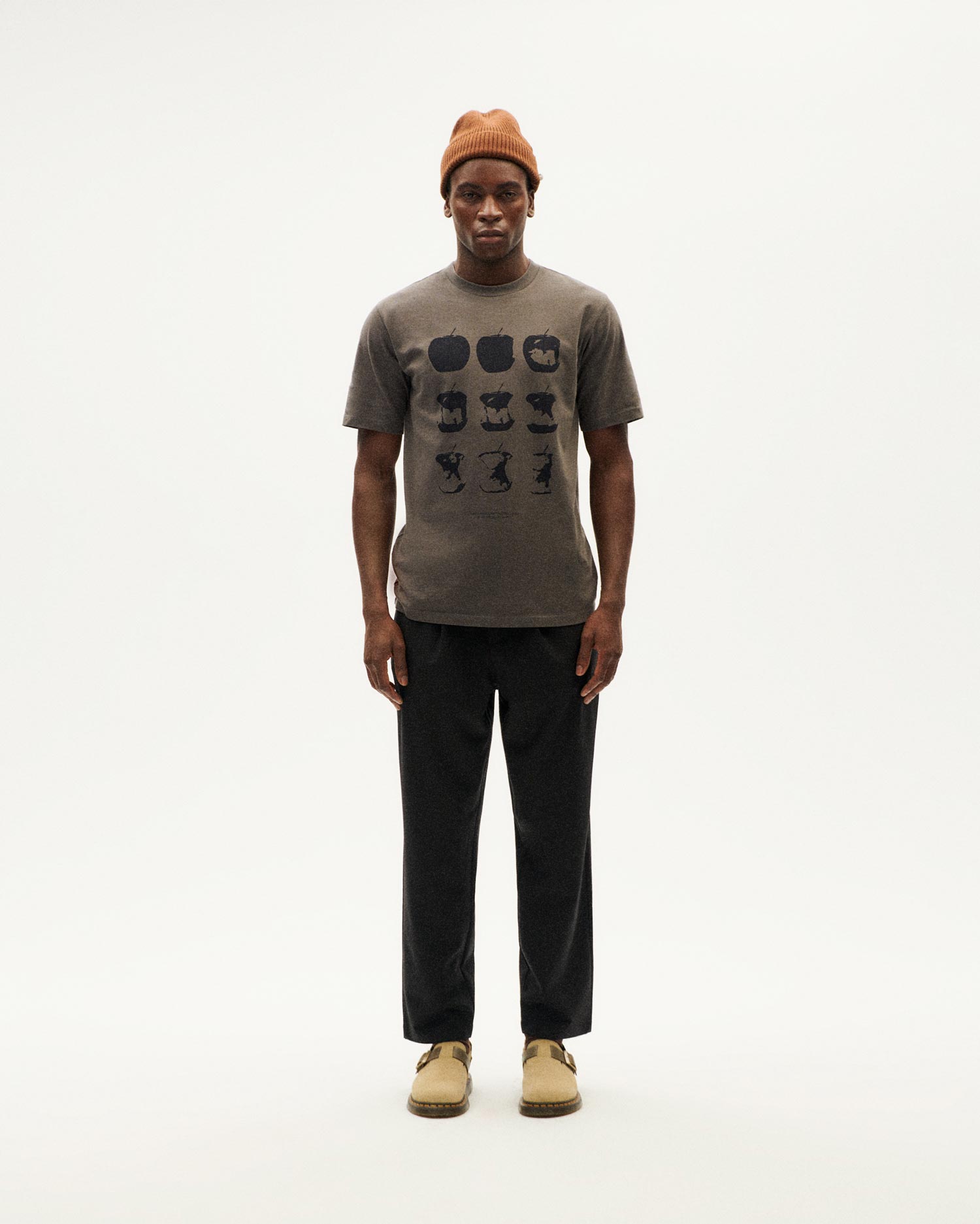 Mann in Grau mit Beanie und bedrucktem T-Shirt