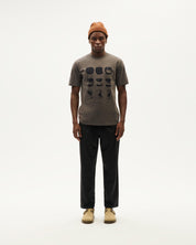 Mann in Grau mit Beanie und bedrucktem T-Shirt
