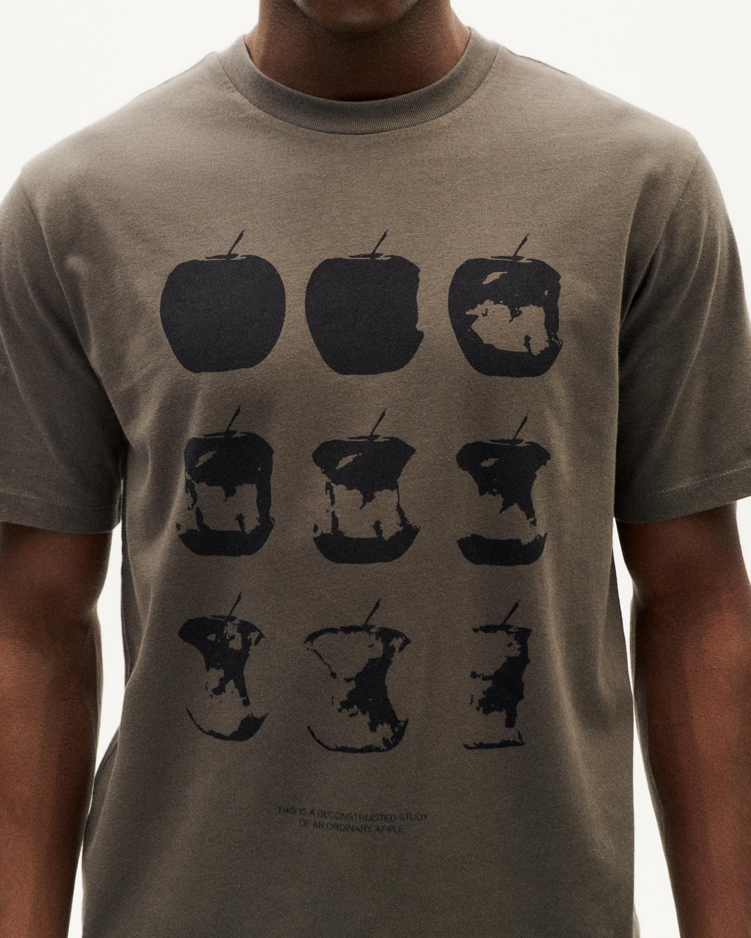 T-Shirt mit Apfel-Druckmuster in Grautönen