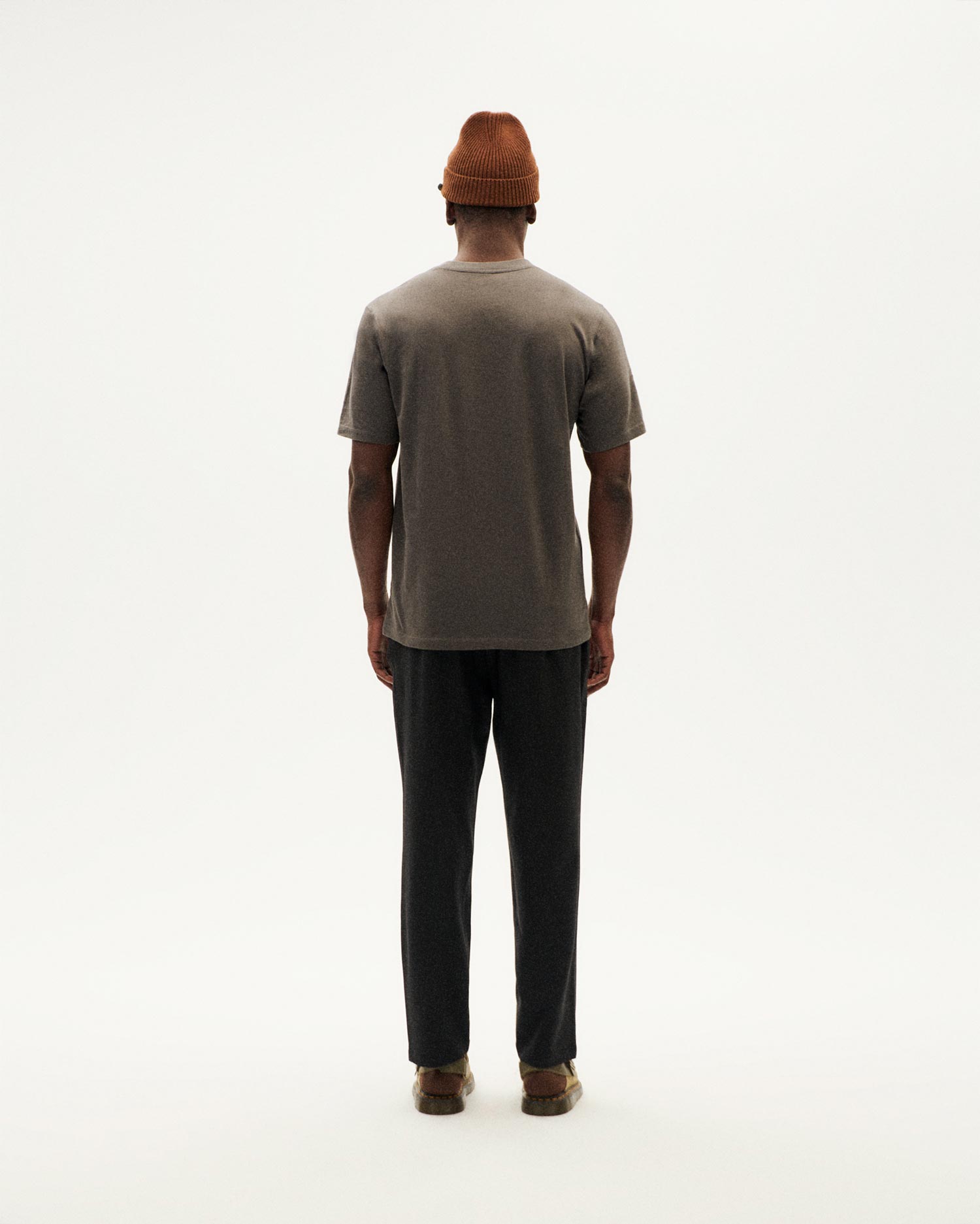 Mann von hinten mit Mütze und T-Shirt