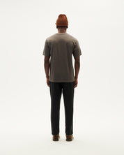 Mann von hinten mit Mütze und T-Shirt