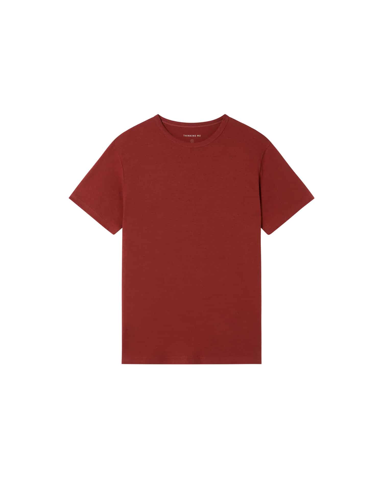 Rotes T-Shirt auf weißem Hintergrund
