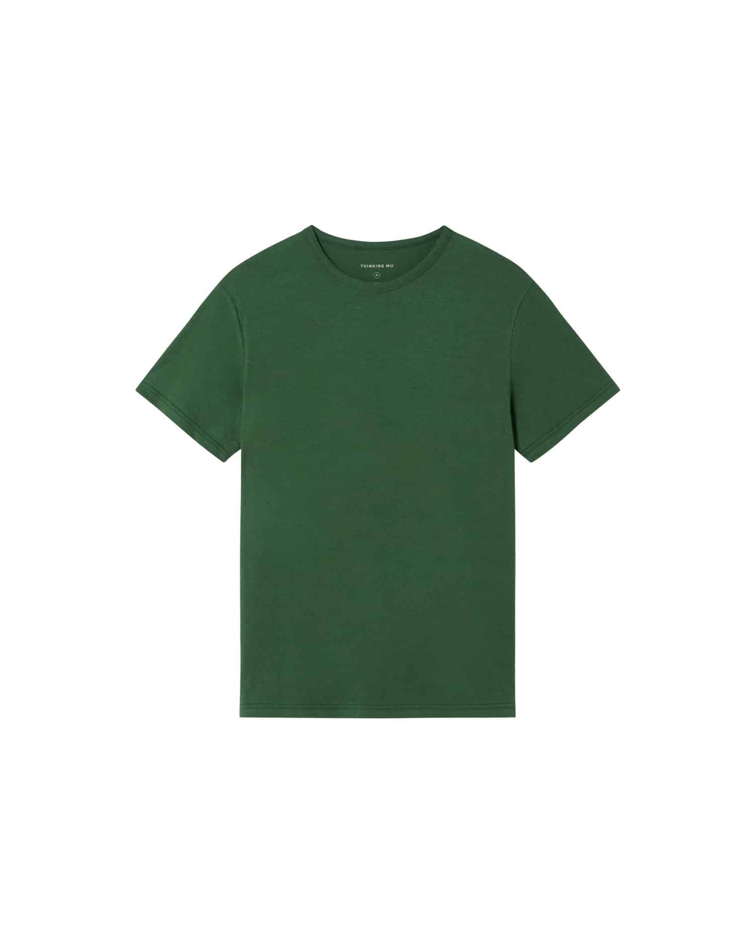 Grünes T-Shirt auf weißem Hintergrund