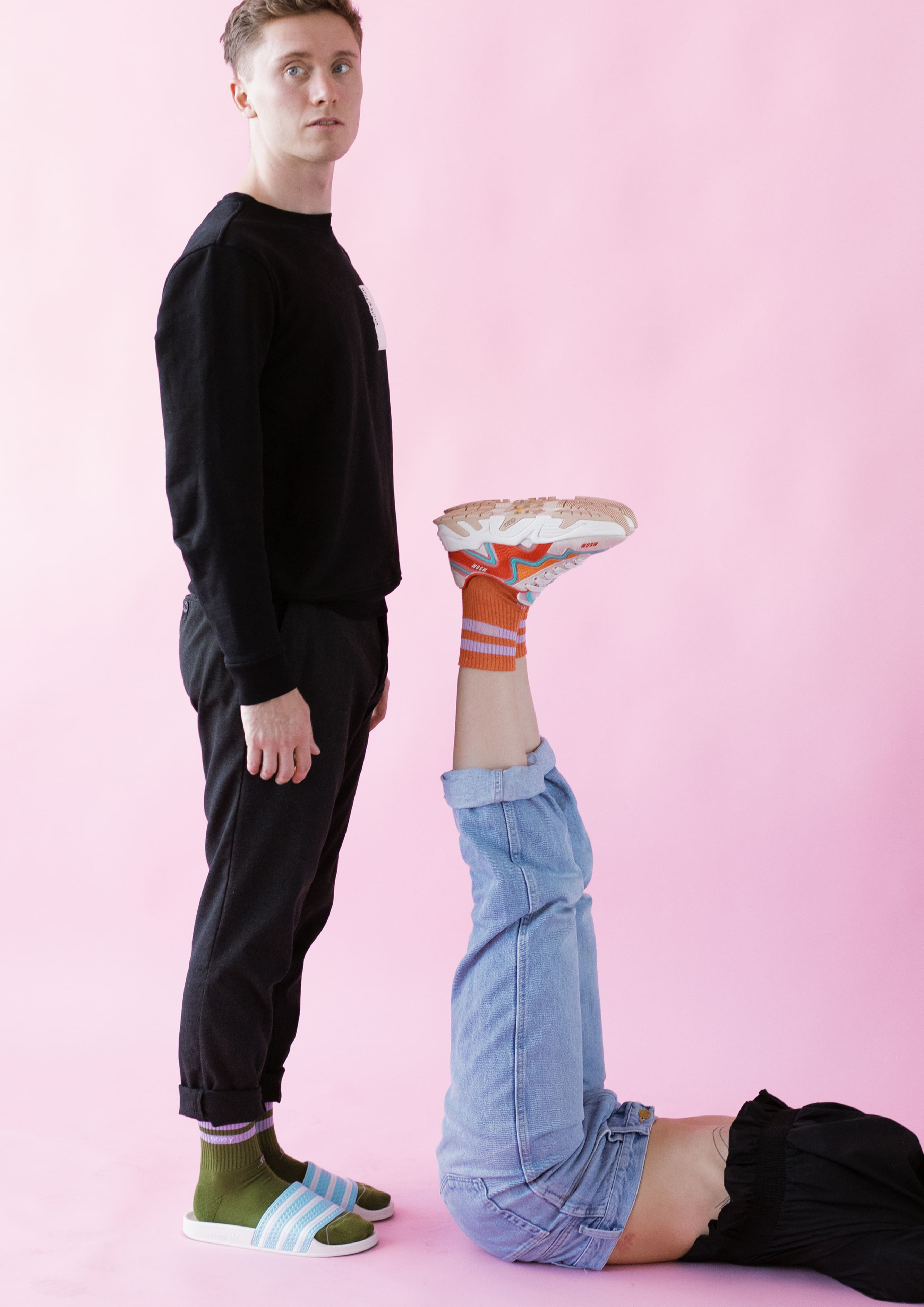 Mann steht neben umgedrehtem Bein mit Sneaker