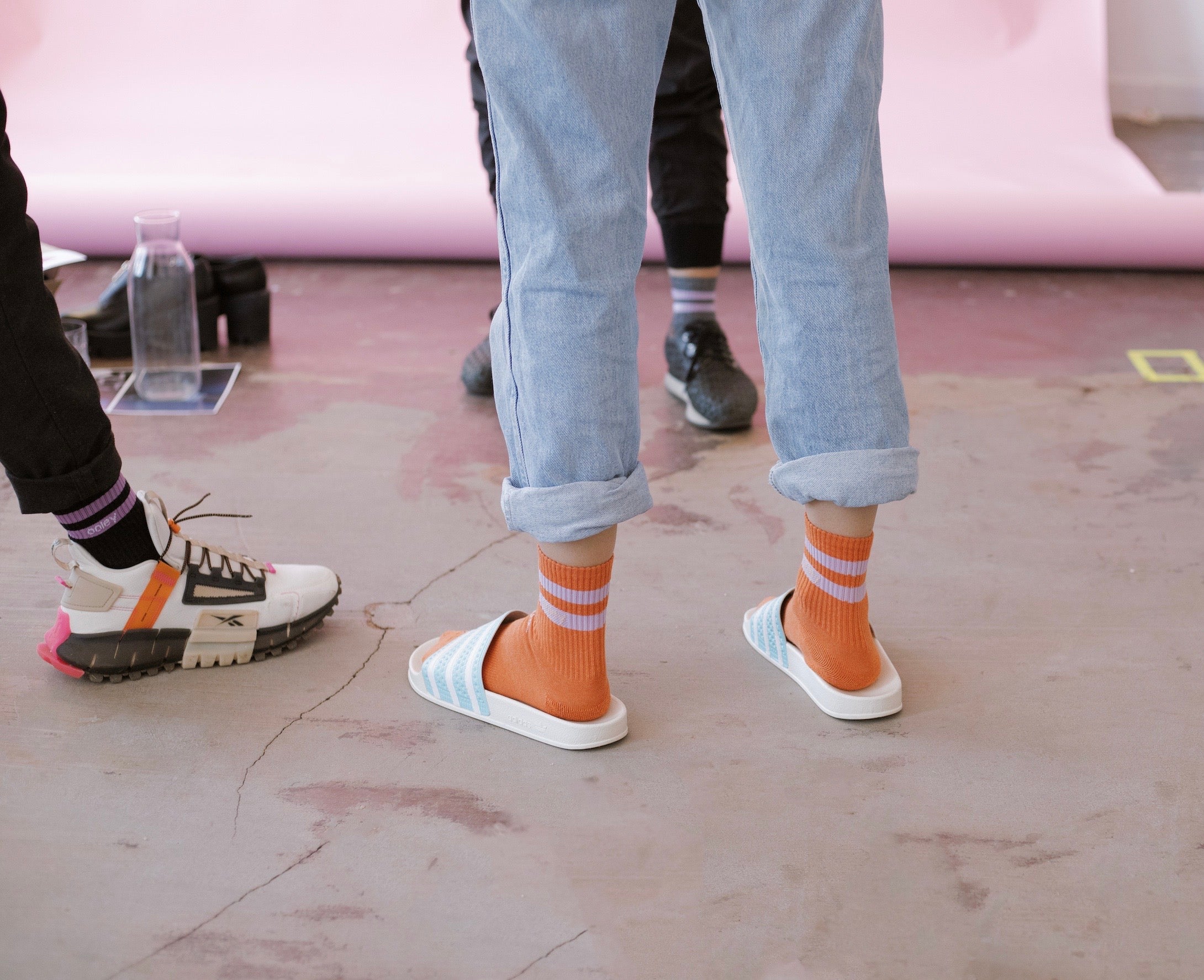 Personenbeine in Jeans und moderne Schuhe