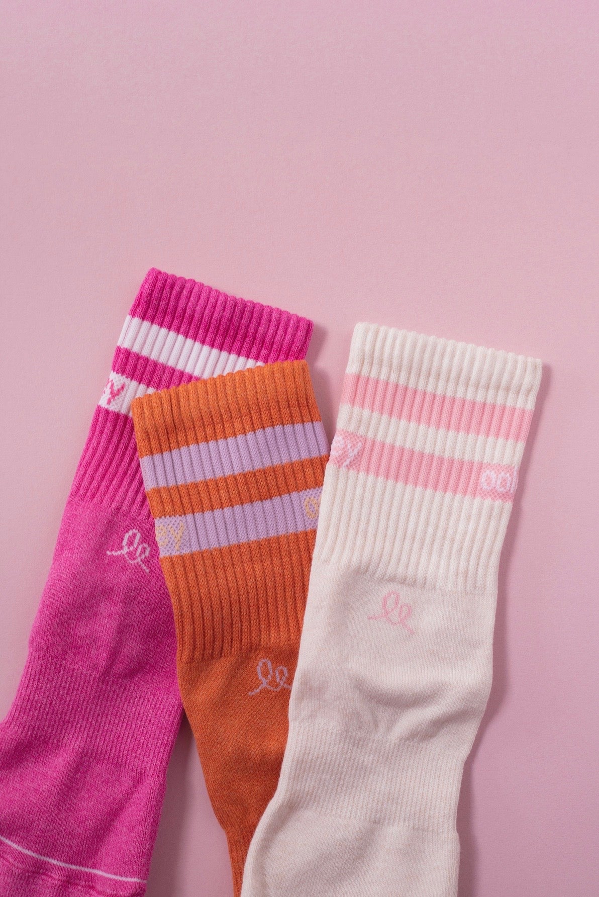 Gestreifte rosa und weiße Socken