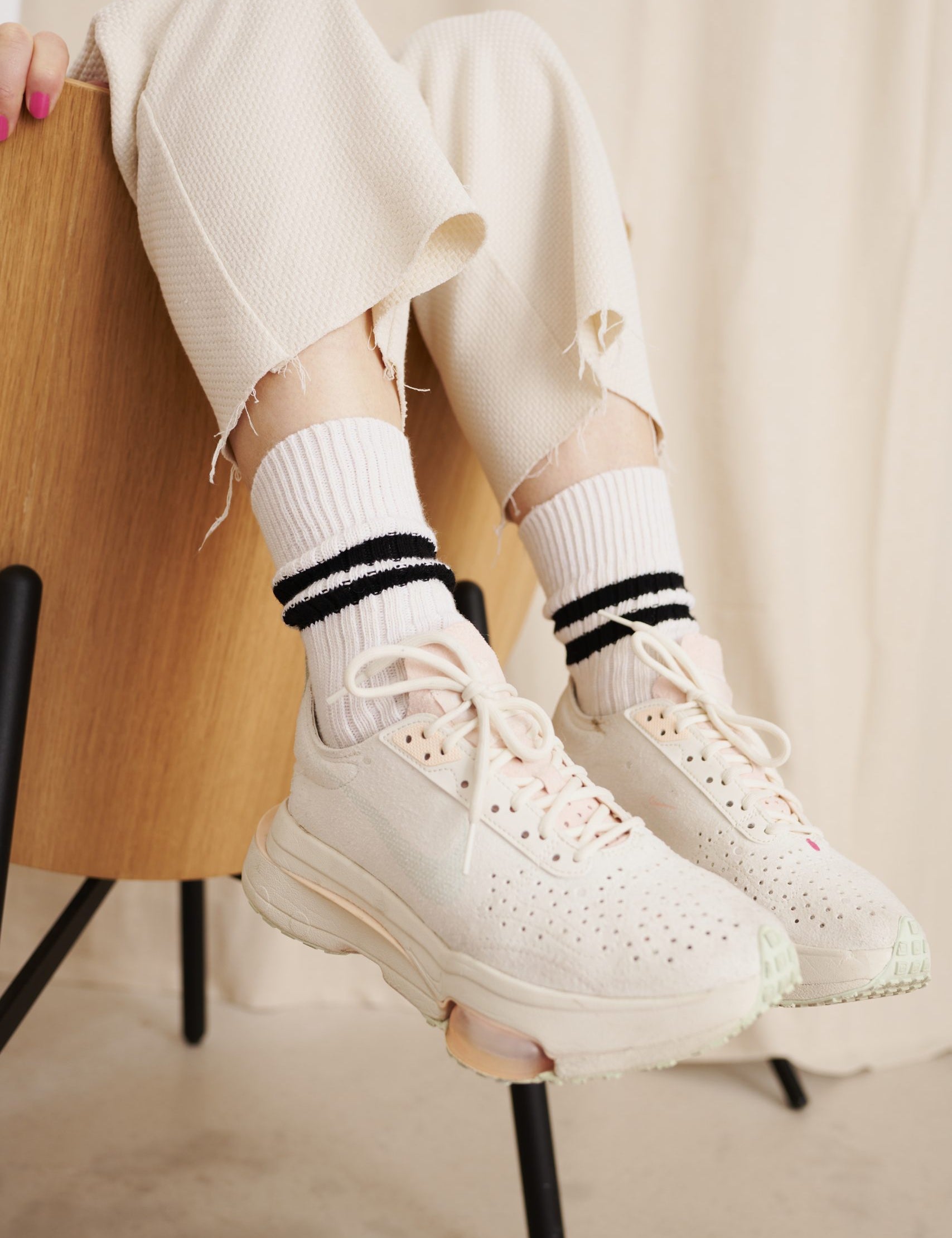 Zerrissene Hose und Sneakers an sitzender Person
