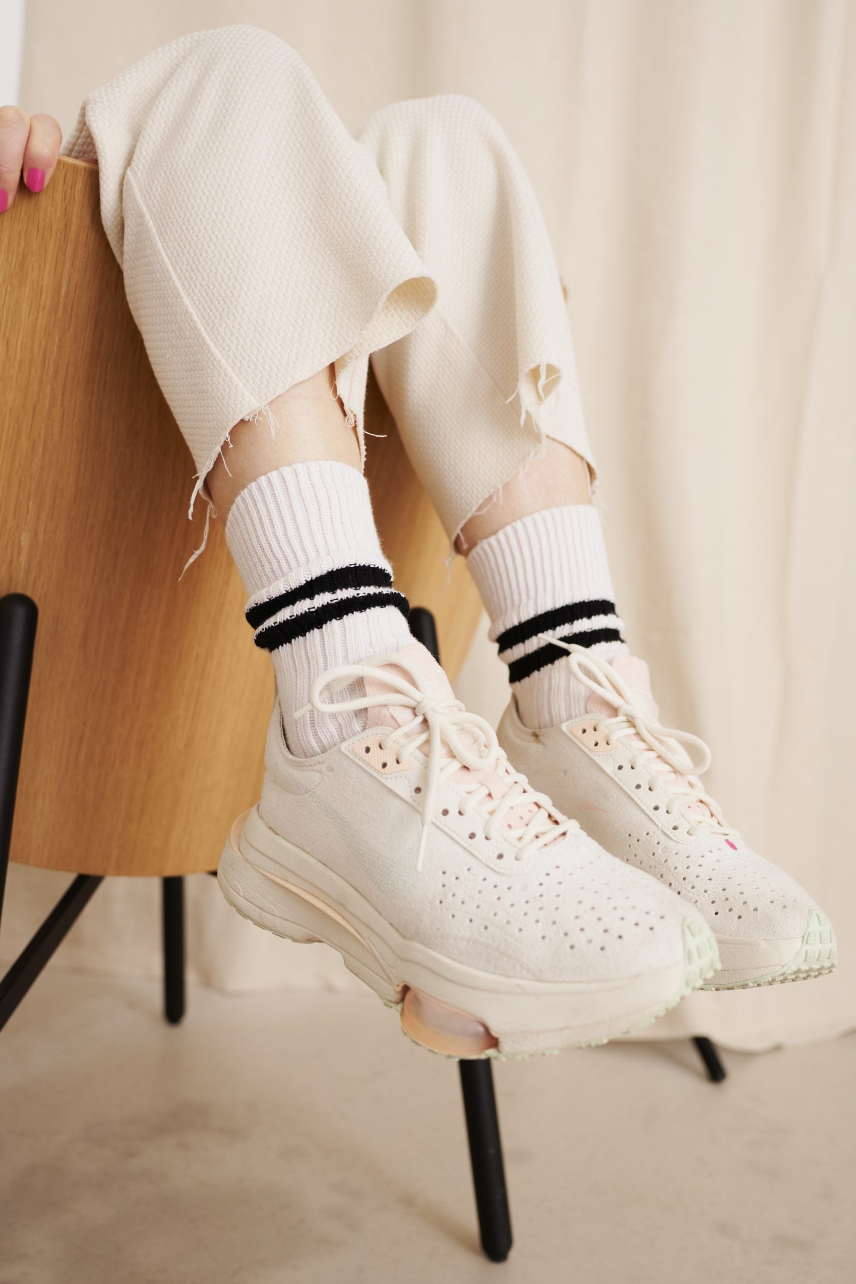 Zerrissene Hose und Sneakers an sitzender Person