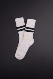 Weiße Socken mit schwarzen Streifen auf dunklem Hintergrund