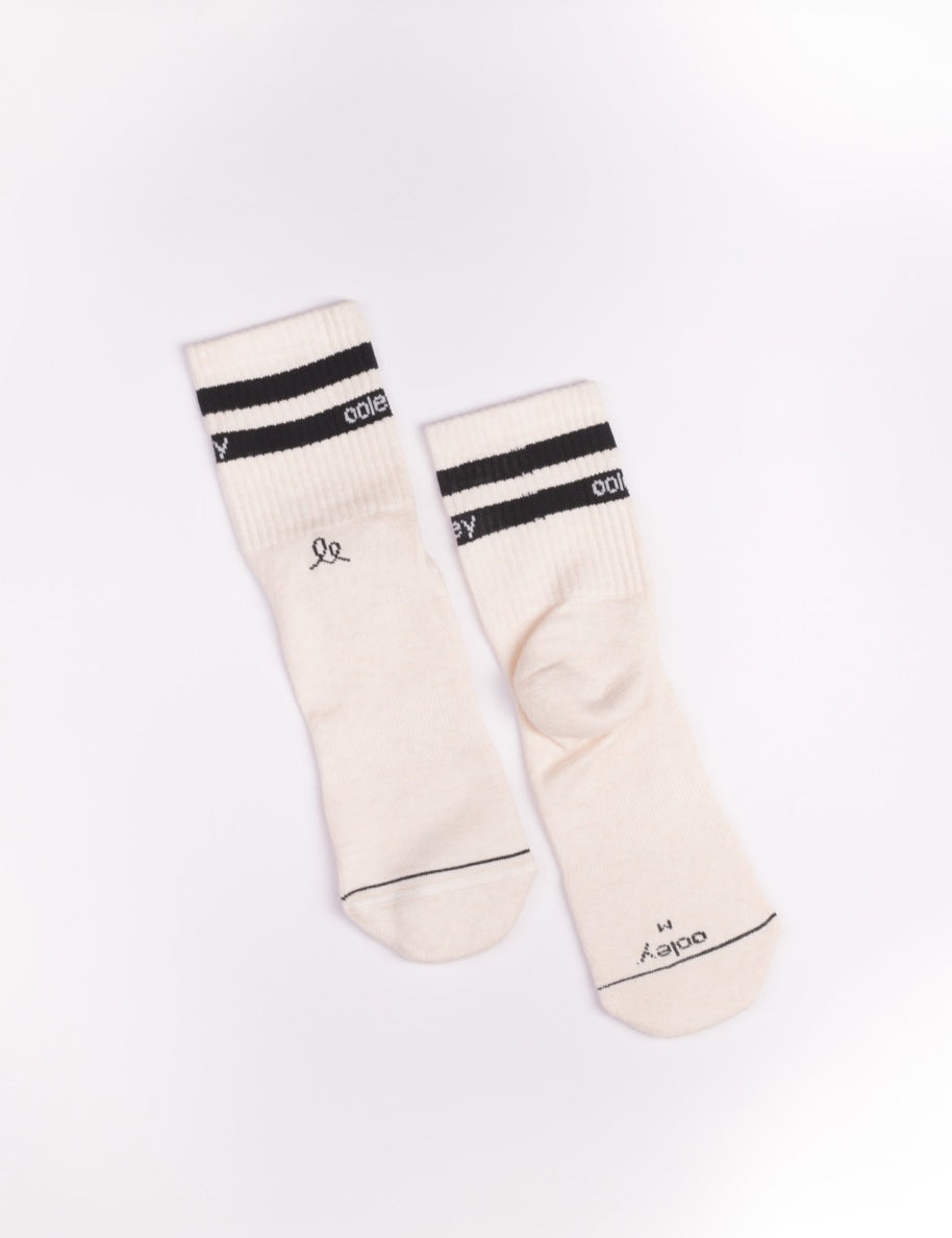 Weiße Socken mit schwarzen Streifen auf hellem Hintergrund