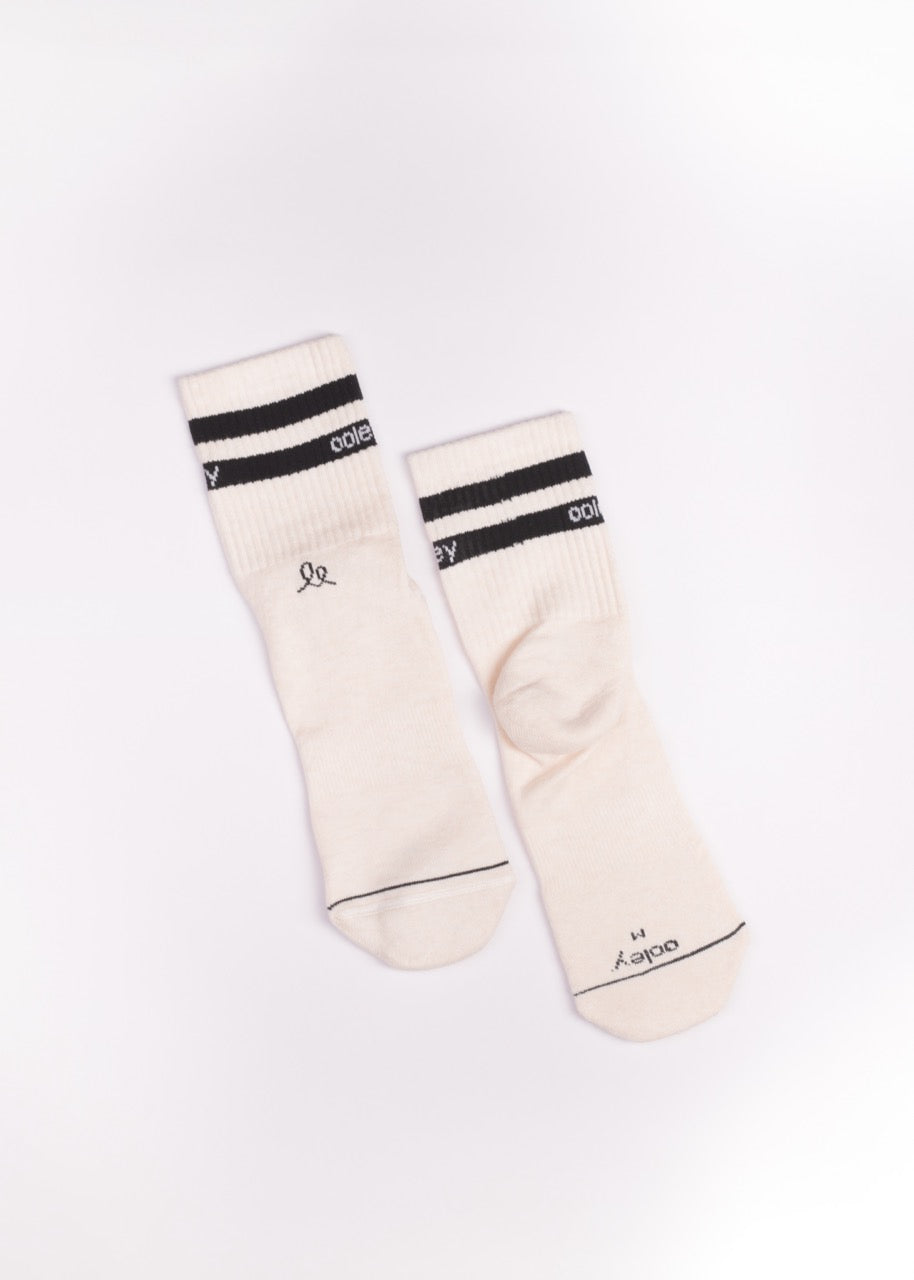 Weiße Socken mit schwarzen Streifen auf hellem Hintergrund