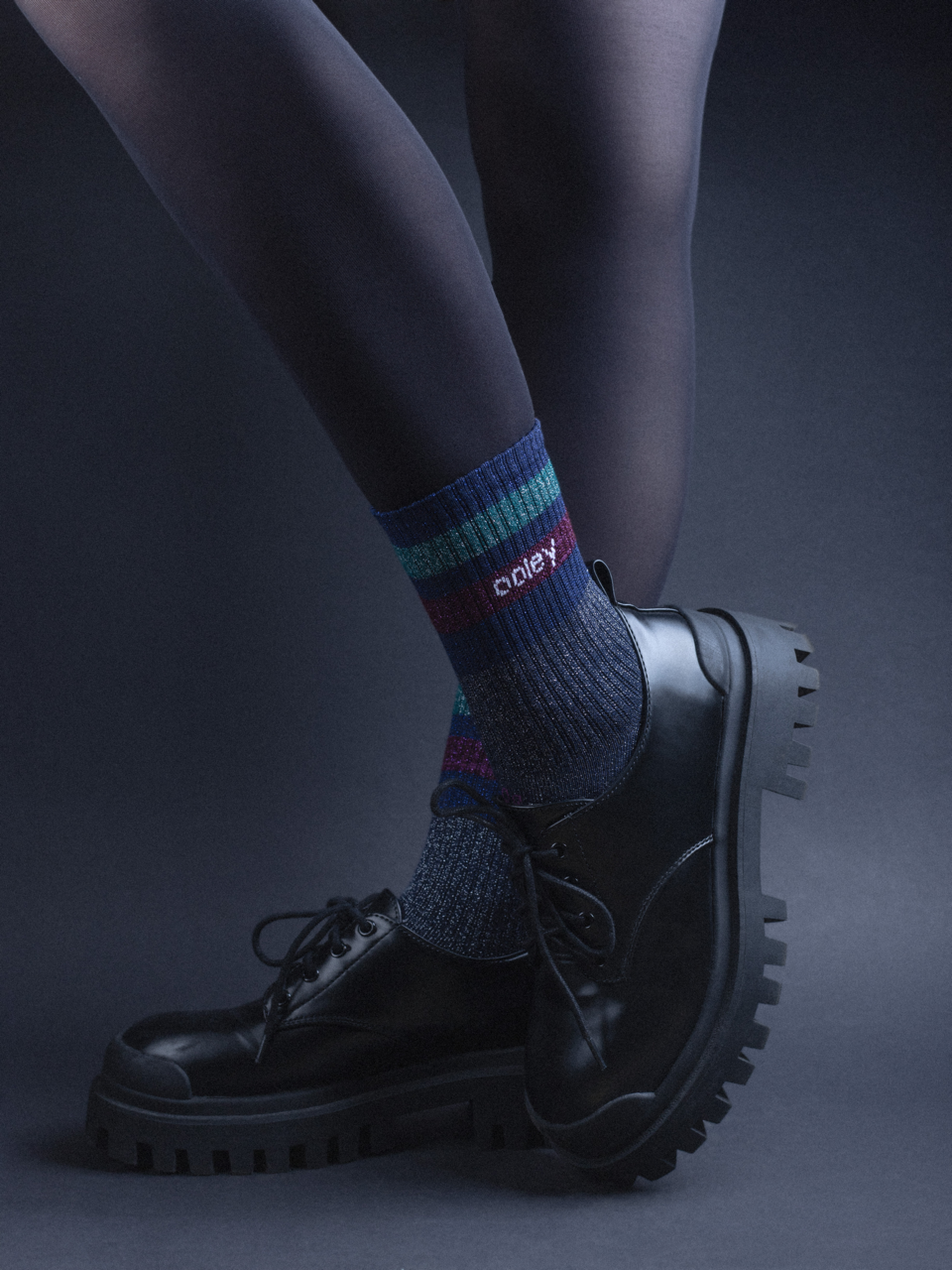 Schwarzvernarbte Stiefel und bunte Socken