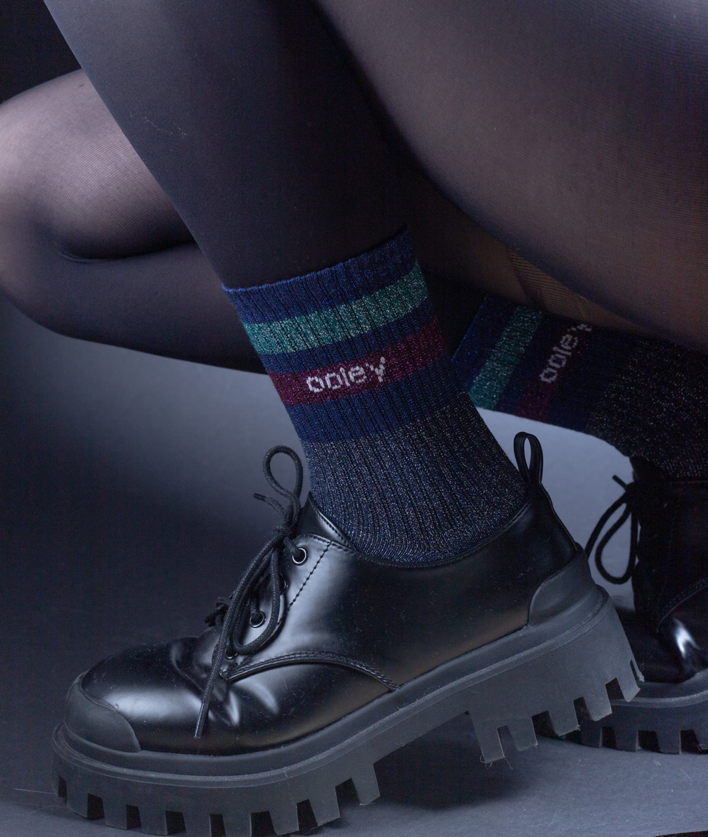 Schwarze Schnürschuhe und bunte Socken