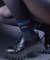 Schwarze Schnürschuhe und bunte Socken