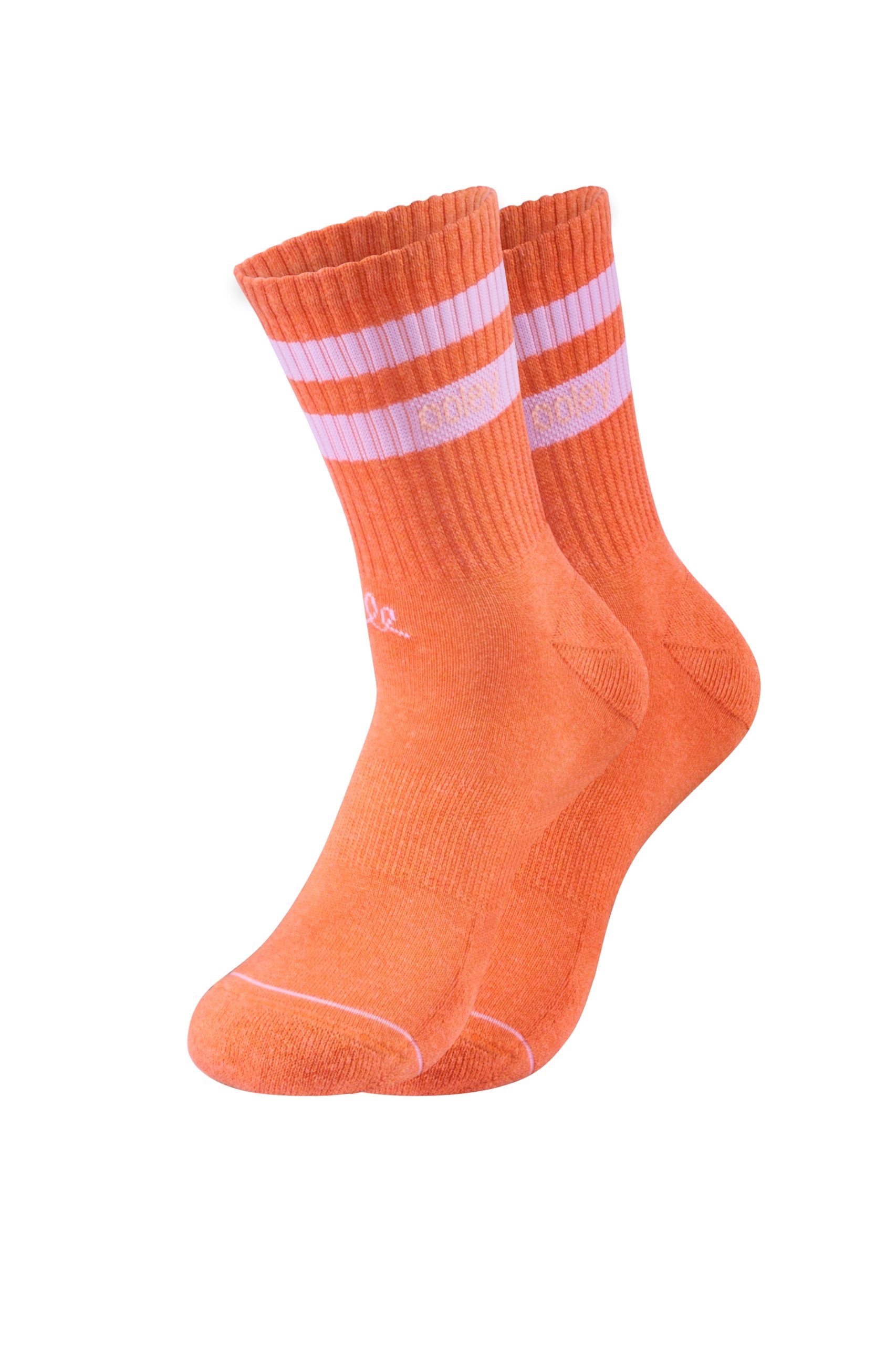 Orangefarbene Sportsocken auf weißem Hintergrund