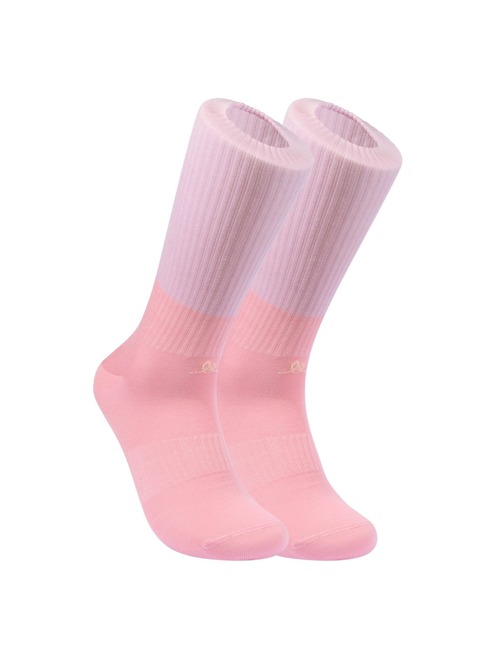 Rosa Knöchelsocken auf weißem Hintergrund