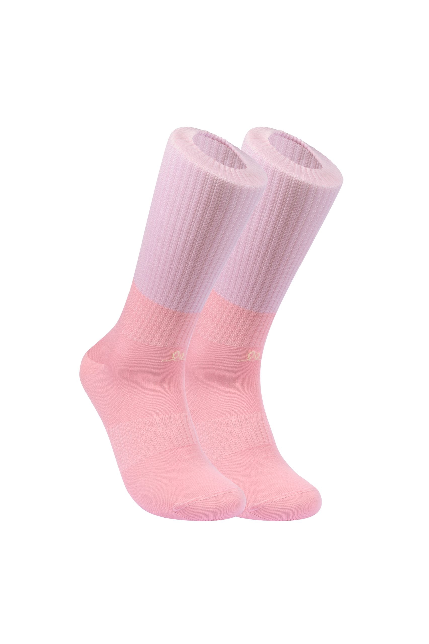 Rosa Knöchelsocken auf weißem Hintergrund
