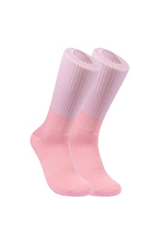 Rosa Knöchelsocken auf weißem Hintergrund