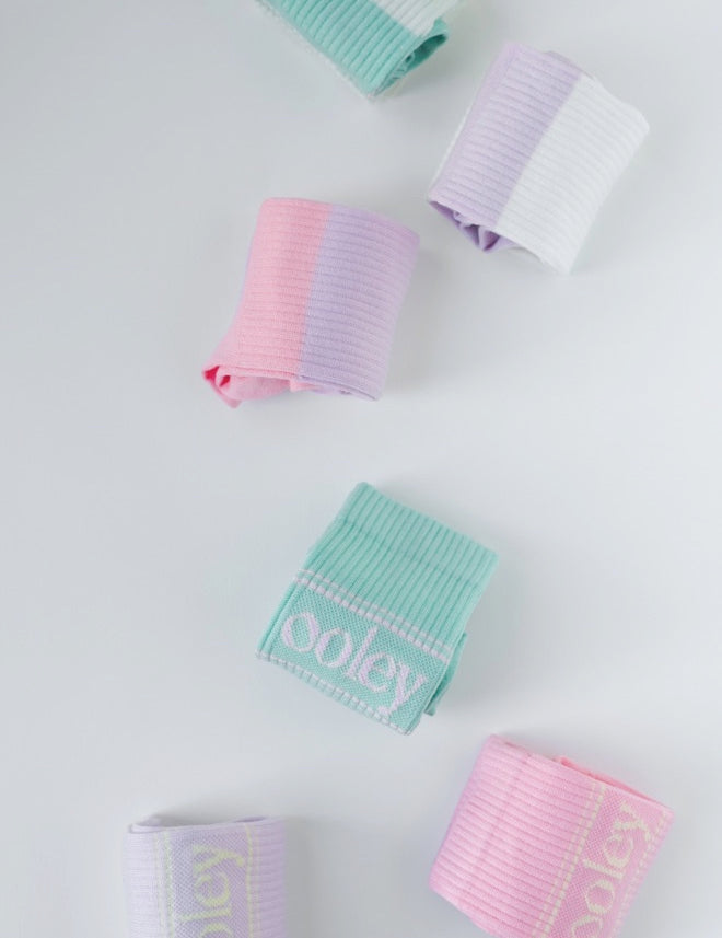 Bunte elastische Fitnessbänder auf weißem Hintergrund