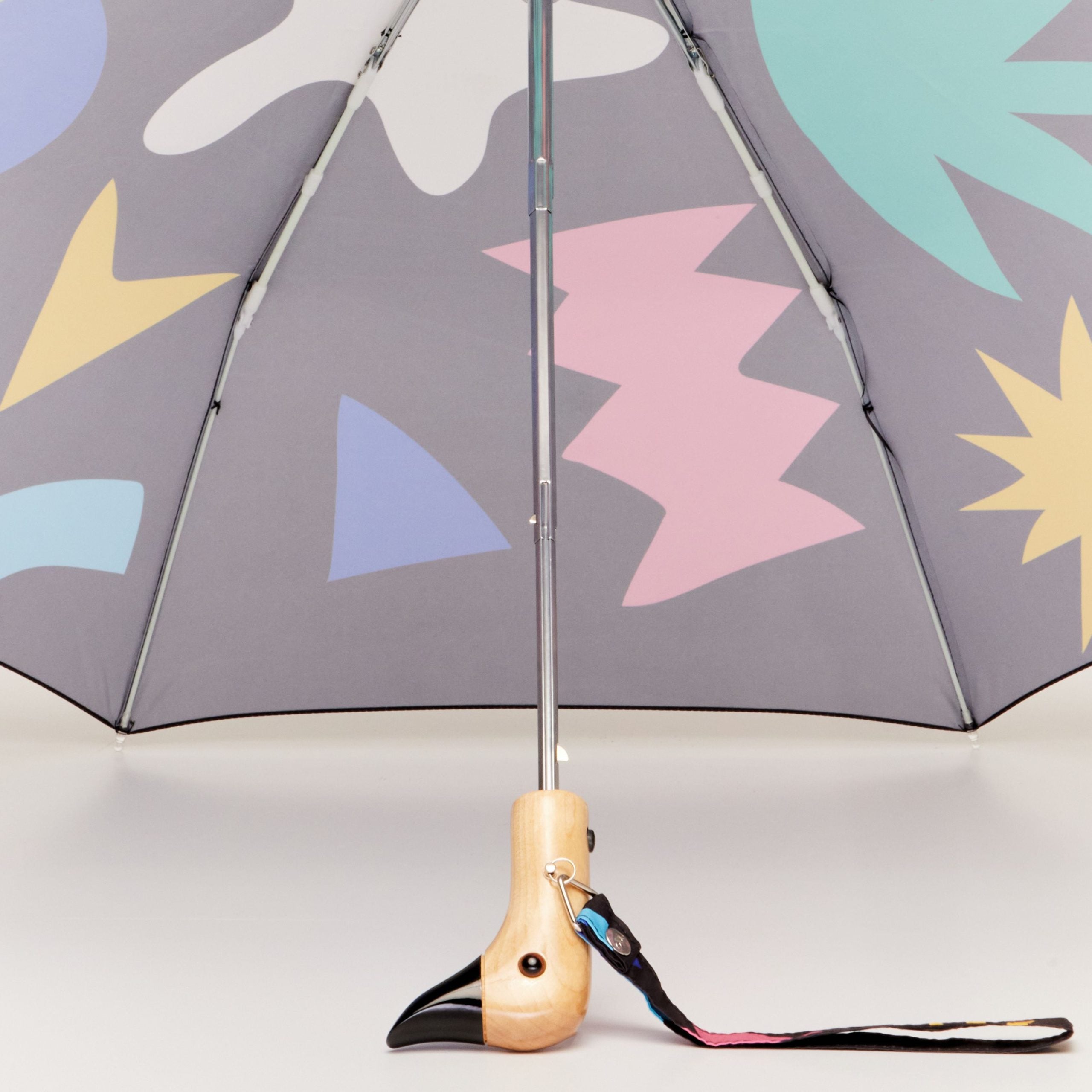 Bunter Regenschirm mit Vogelgriff