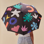 Bunter Regenschirm mit grafischen Mustern