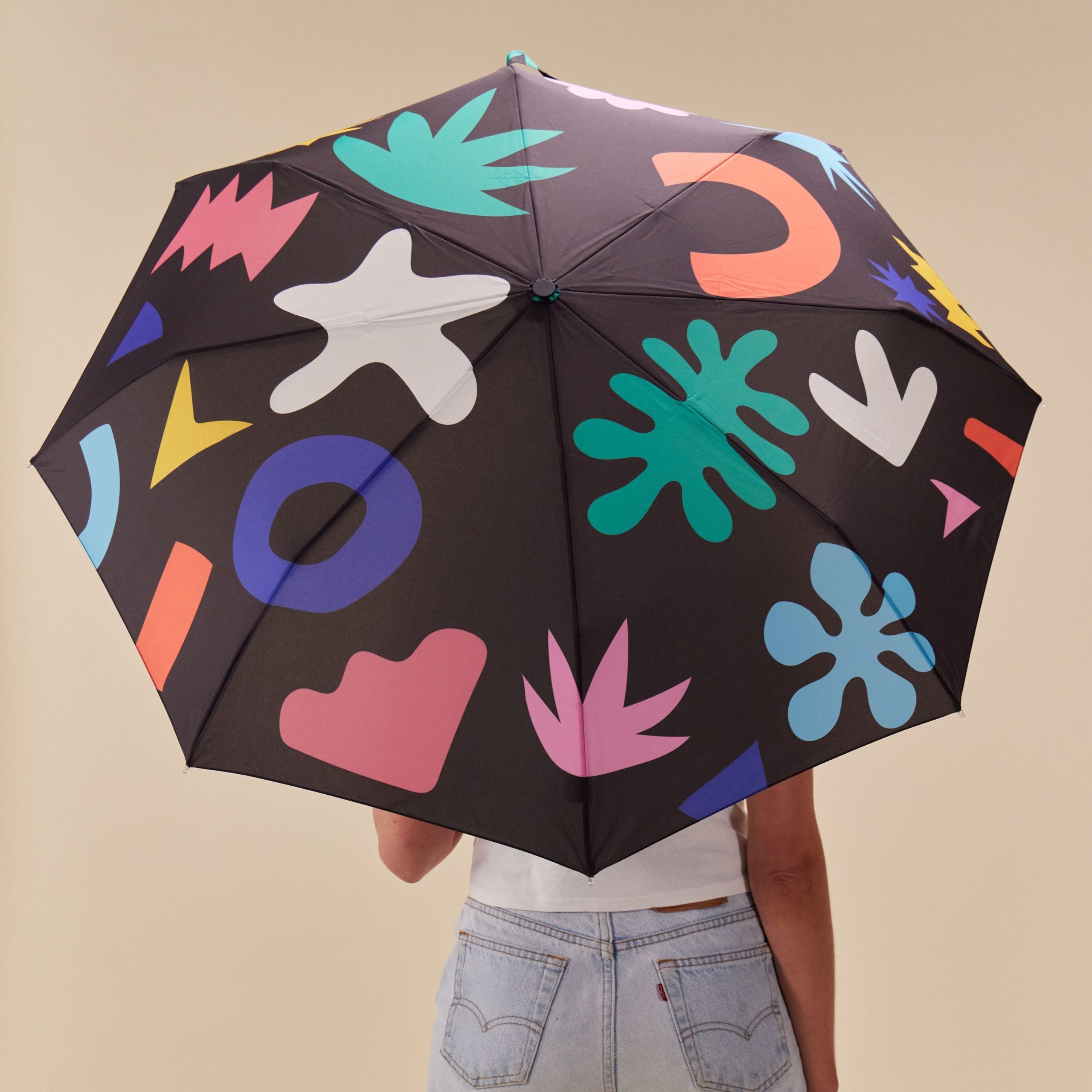 Bunter Regenschirm mit grafischen Mustern