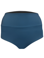 Blaue Schwimmhose auf weißem Hintergrund.