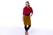 Frau im Herbstoutfit mit Schal und Rock