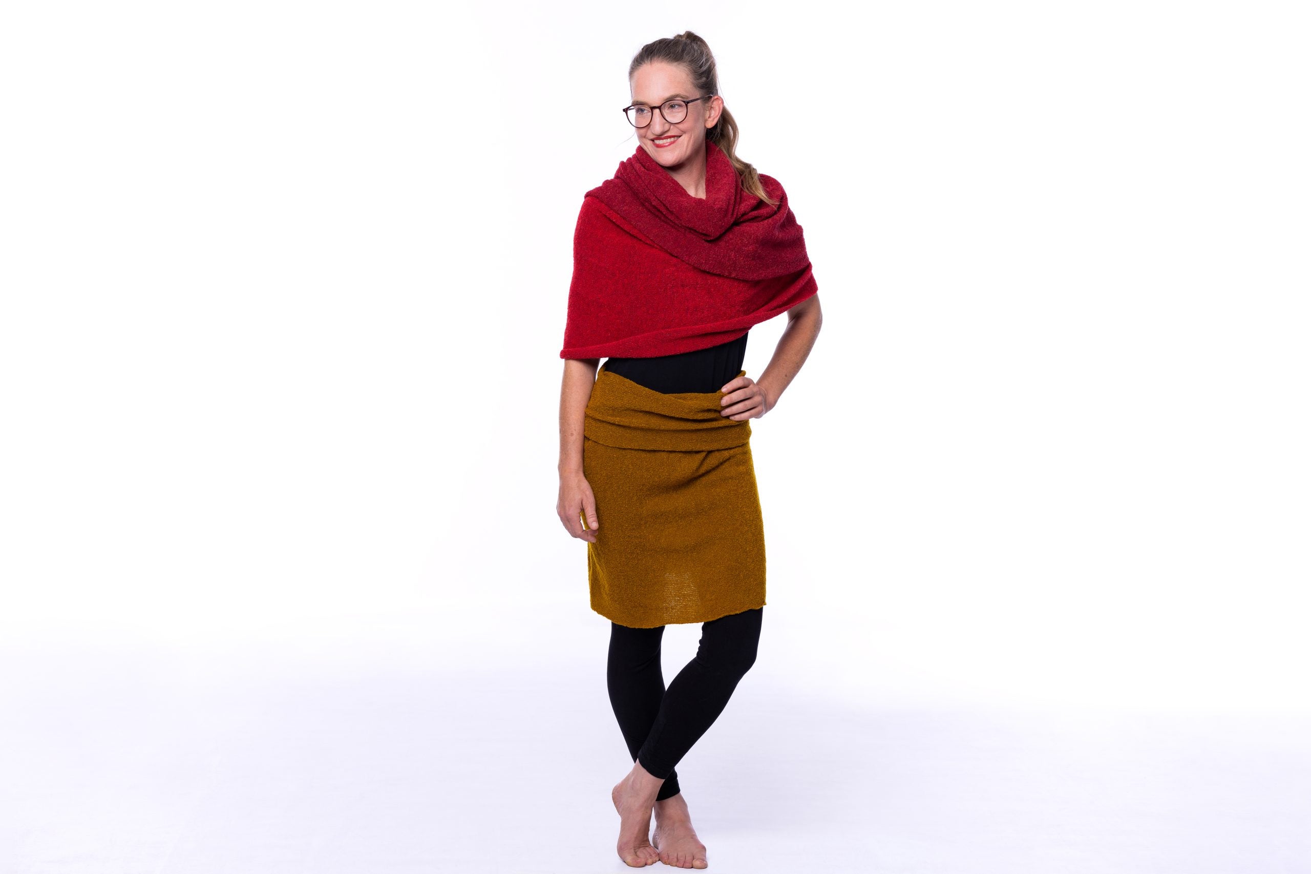 Frau im Herbstoutfit mit Schal und Rock