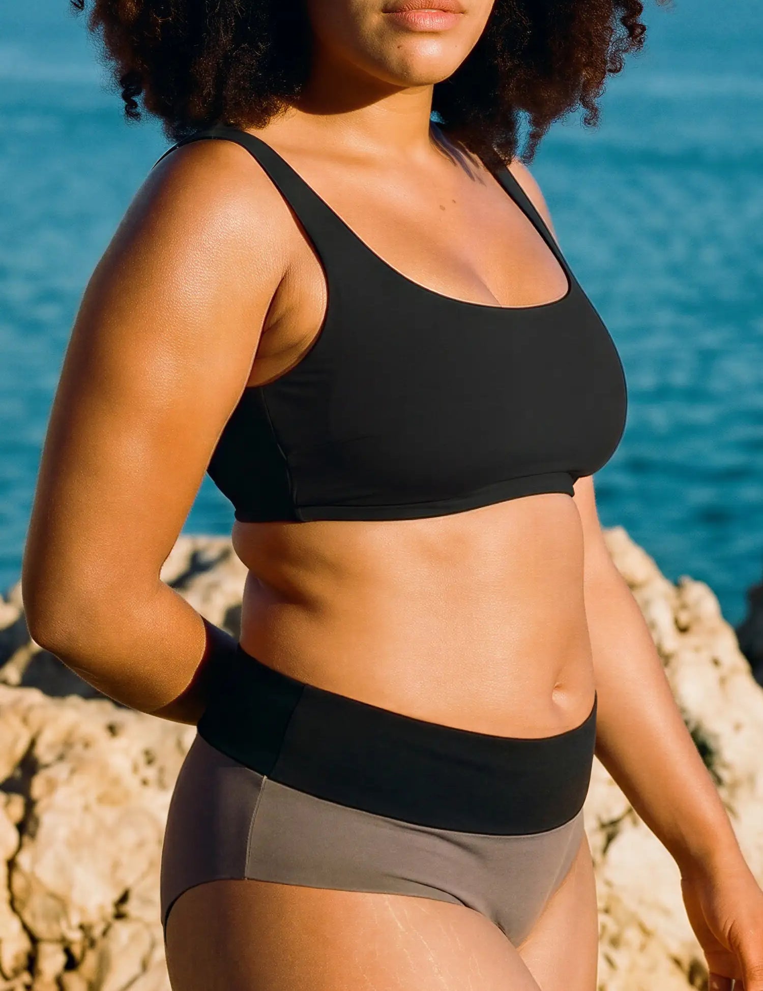 surf-bikini-wendbar-schwarz-BT42.webp