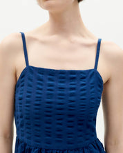 Frau in blauem Trägertop mit Textur