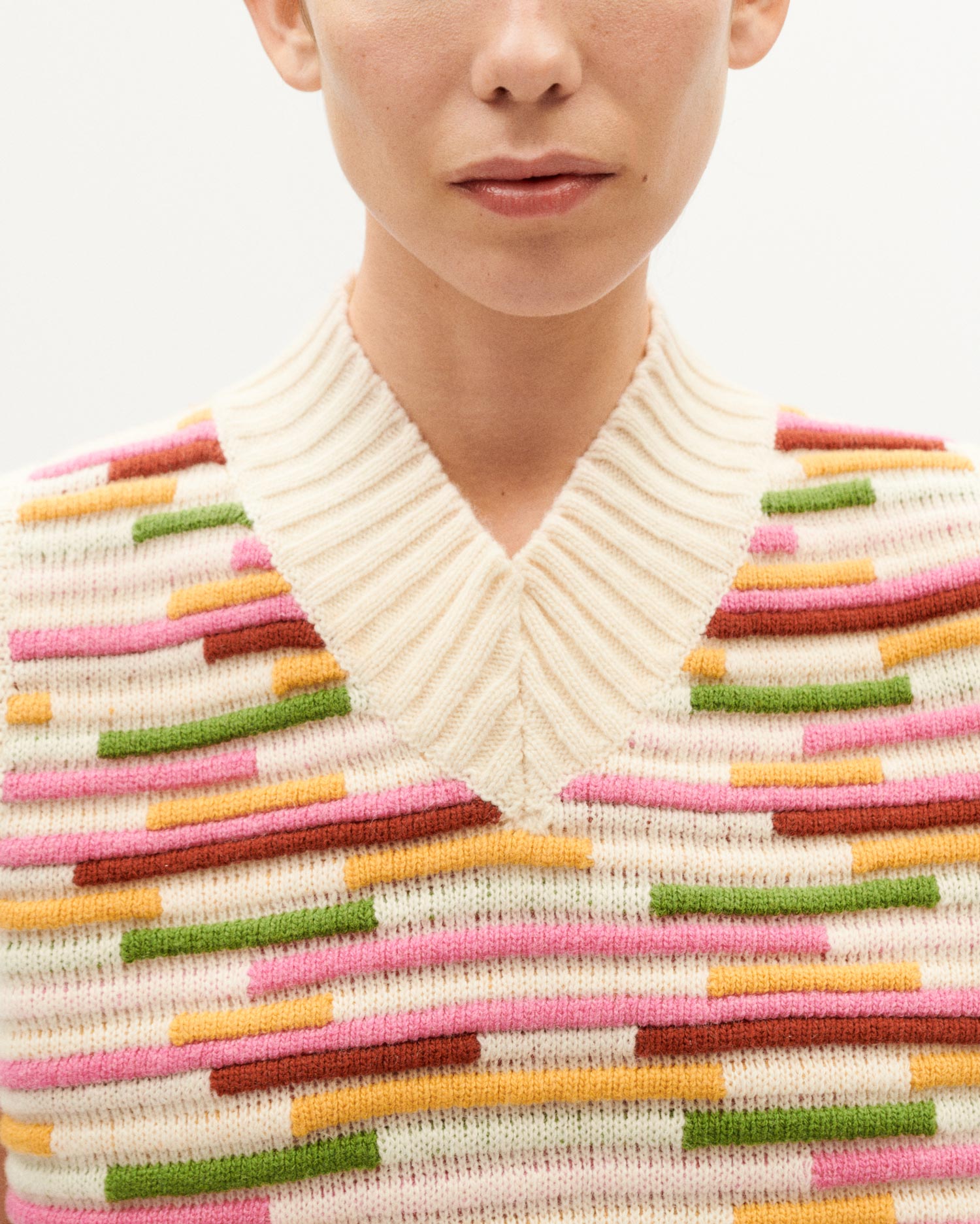 Frau im bunten gestrickten Oberteil