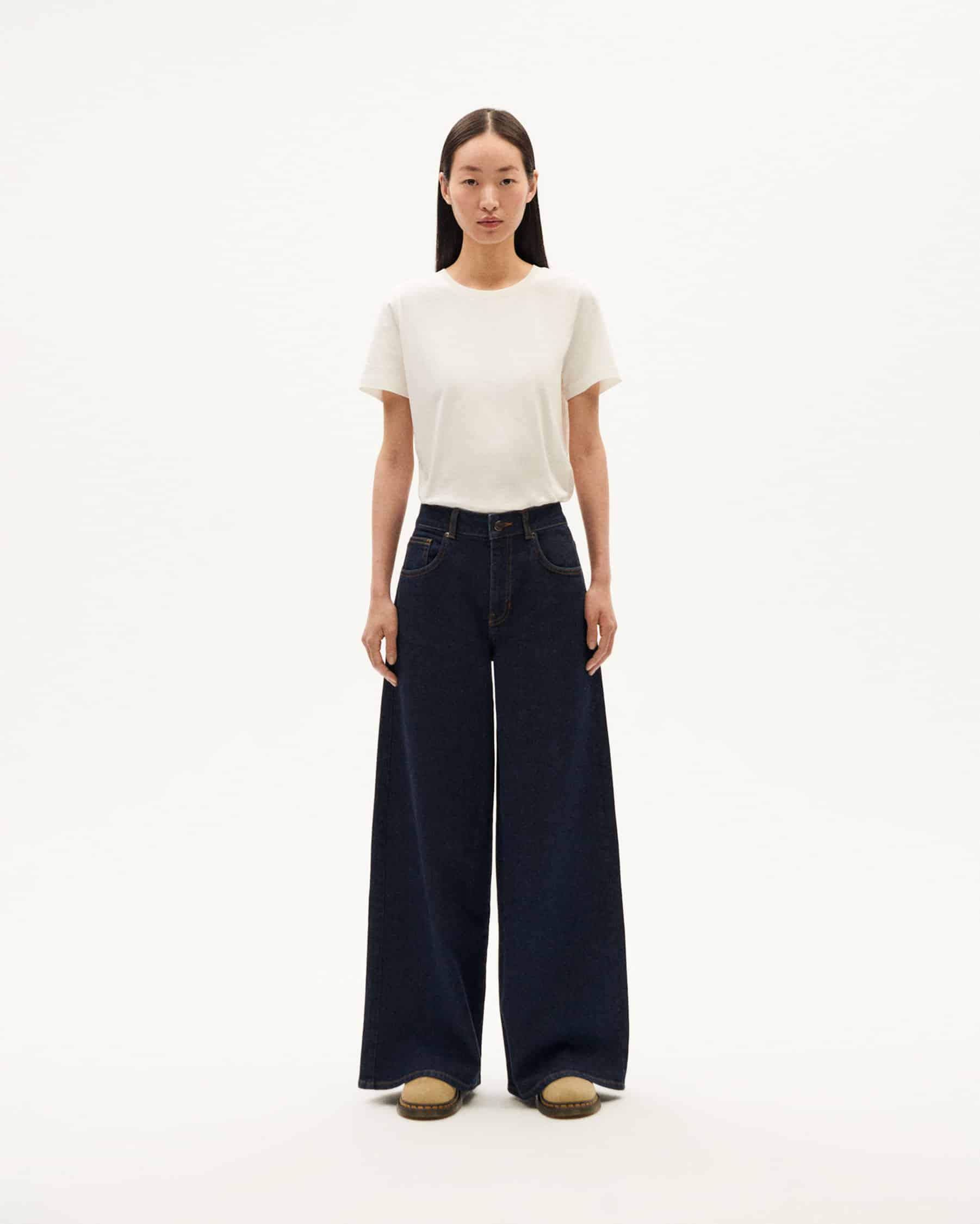 Frau in weißen Shirt und weiten Jeans