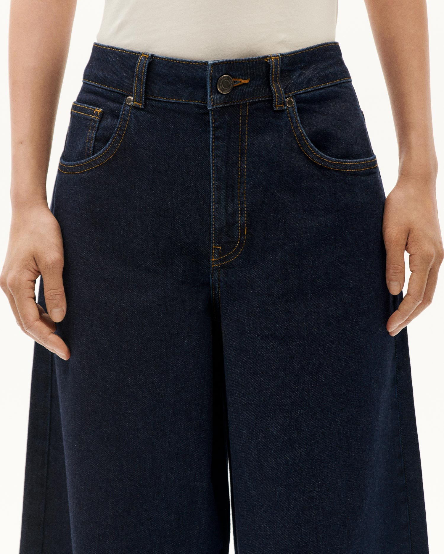 Nahaufnahme einer blauen Jeans mit Knopfverschluss