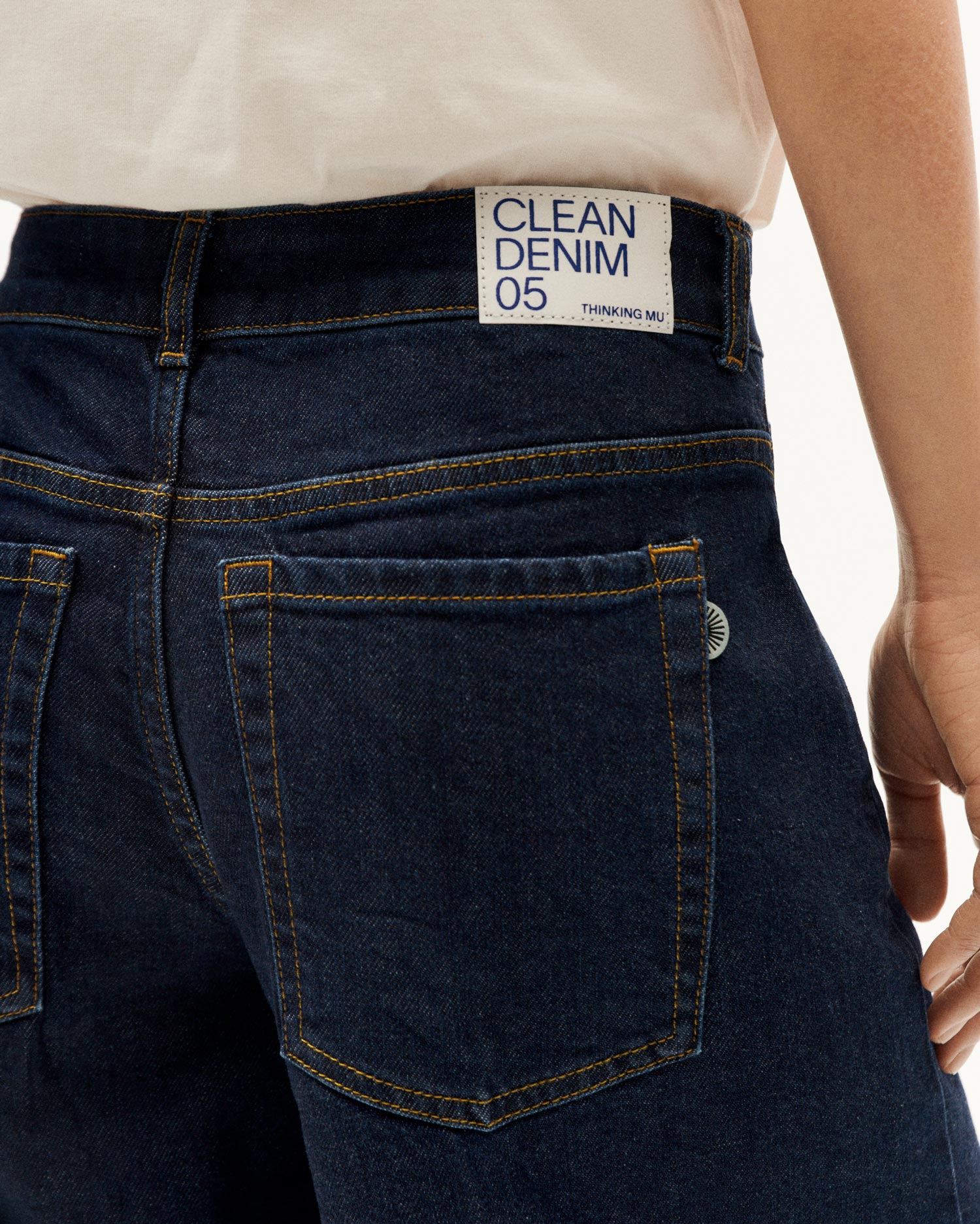 Rückansicht einer Jeans mit Etikett &#039;CLEAN DENIM 05&#039;