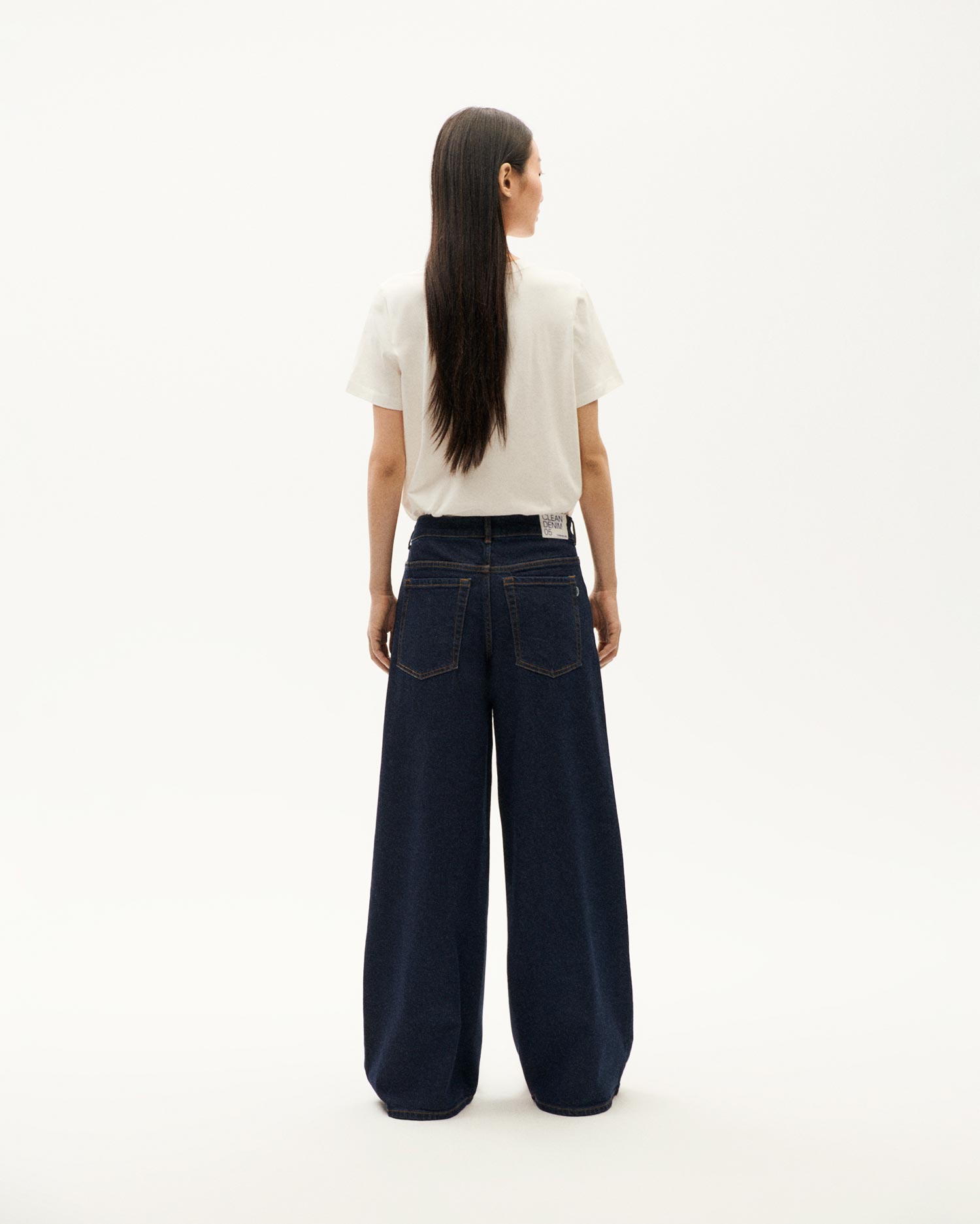 Frau von hinten in weißen Shirt und Jeans