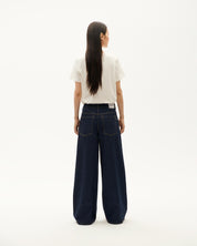Frau von hinten in weißen Shirt und Jeans