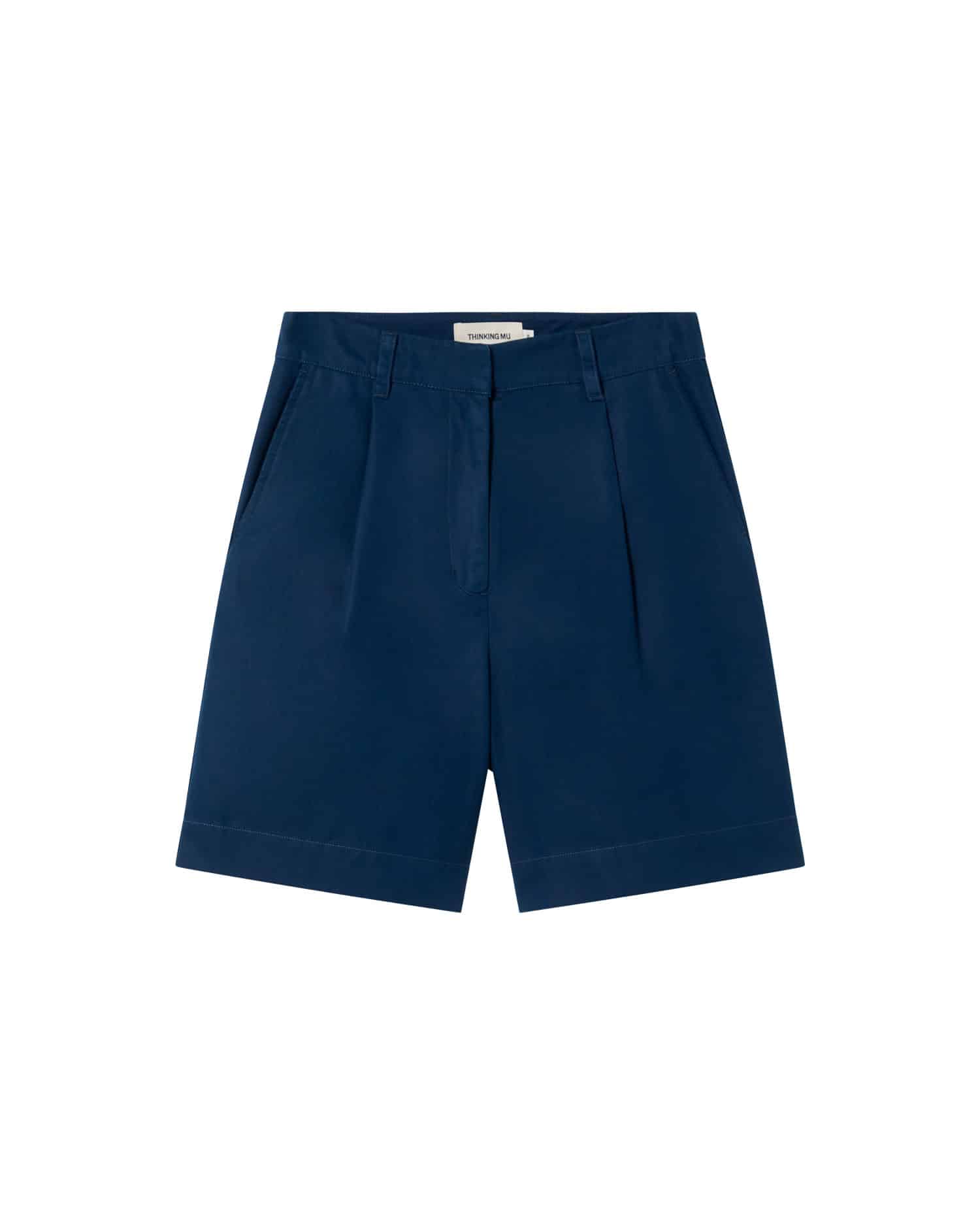 Dunkelblaue elegante Herrenshorts auf weißem Hintergrund