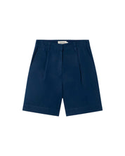 Dunkelblaue elegante Herrenshorts auf weißem Hintergrund