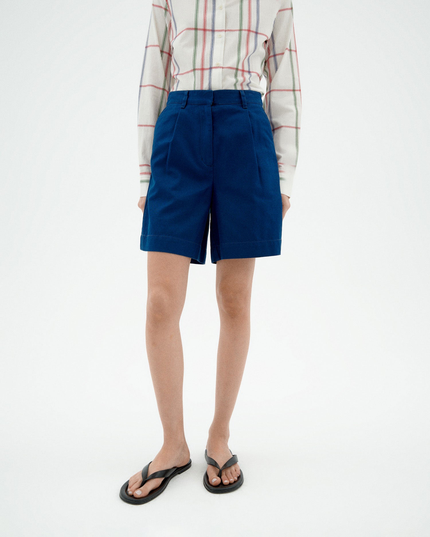 Person in blauer Shorts und gemusterter Bluse