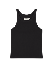 Schwarzes Tanktop ohne Ärmel auf grünem Hintergrund.