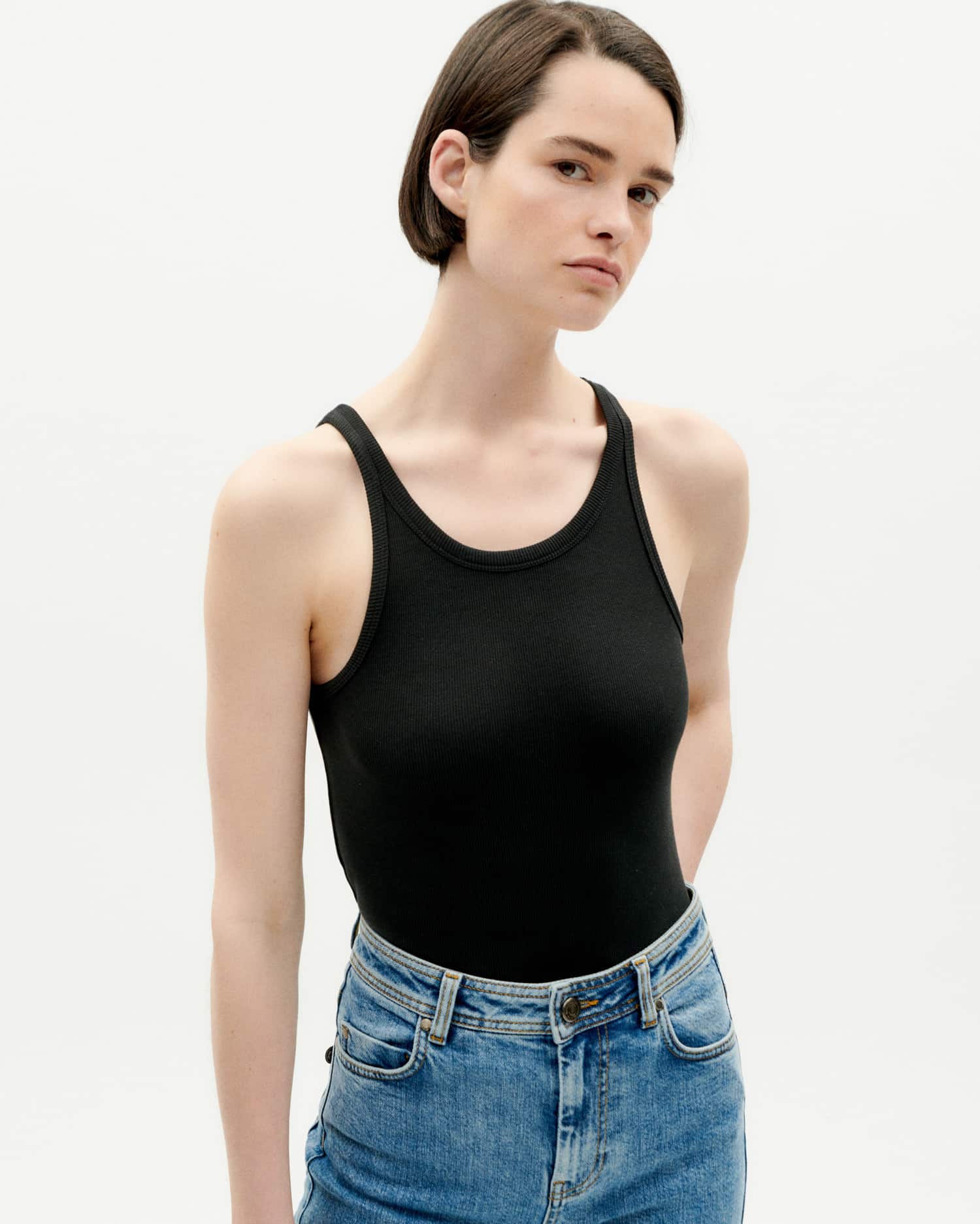 Frau in schwarzem Top und Jeans.