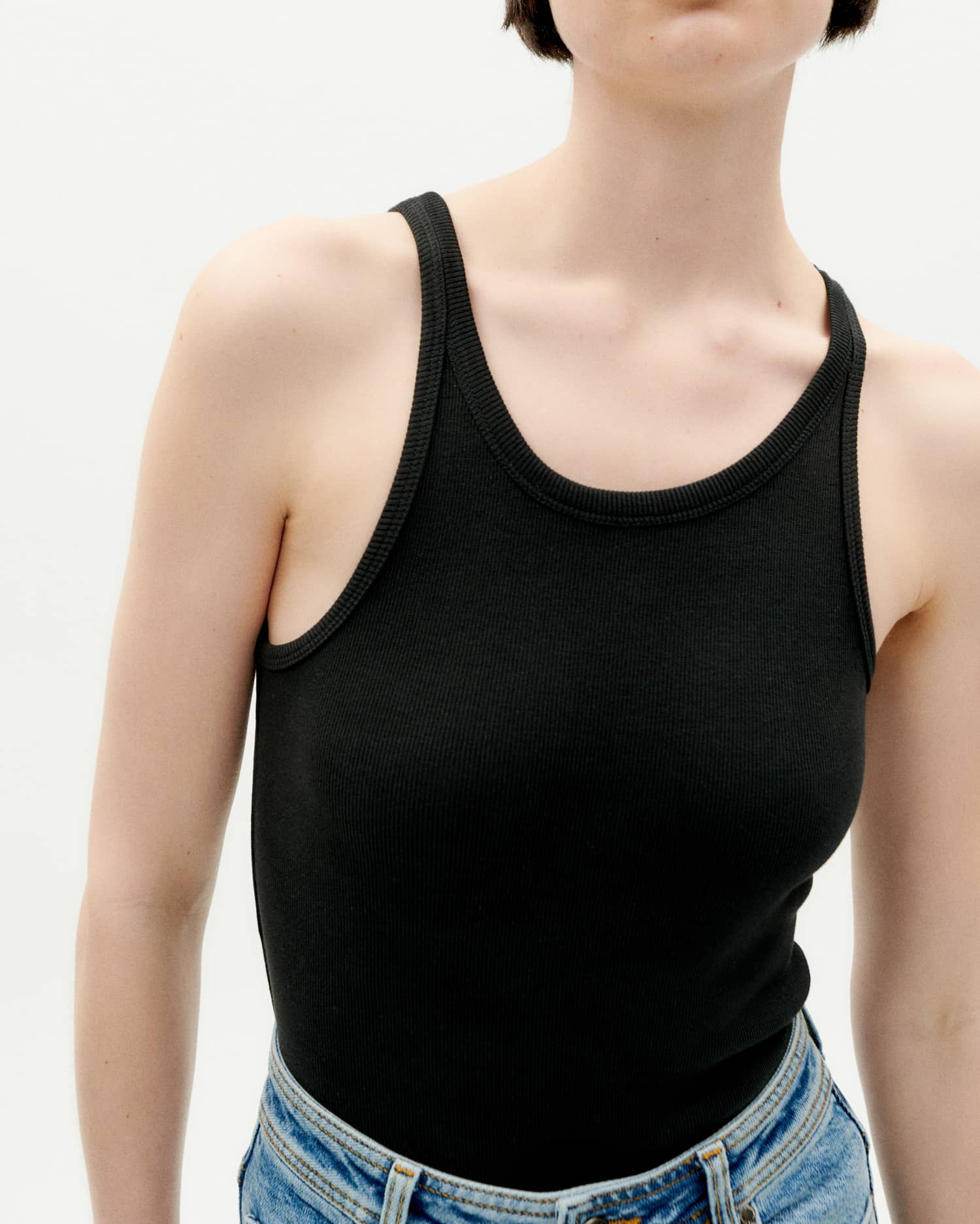 Frau in schwarzem Top und Jeans.