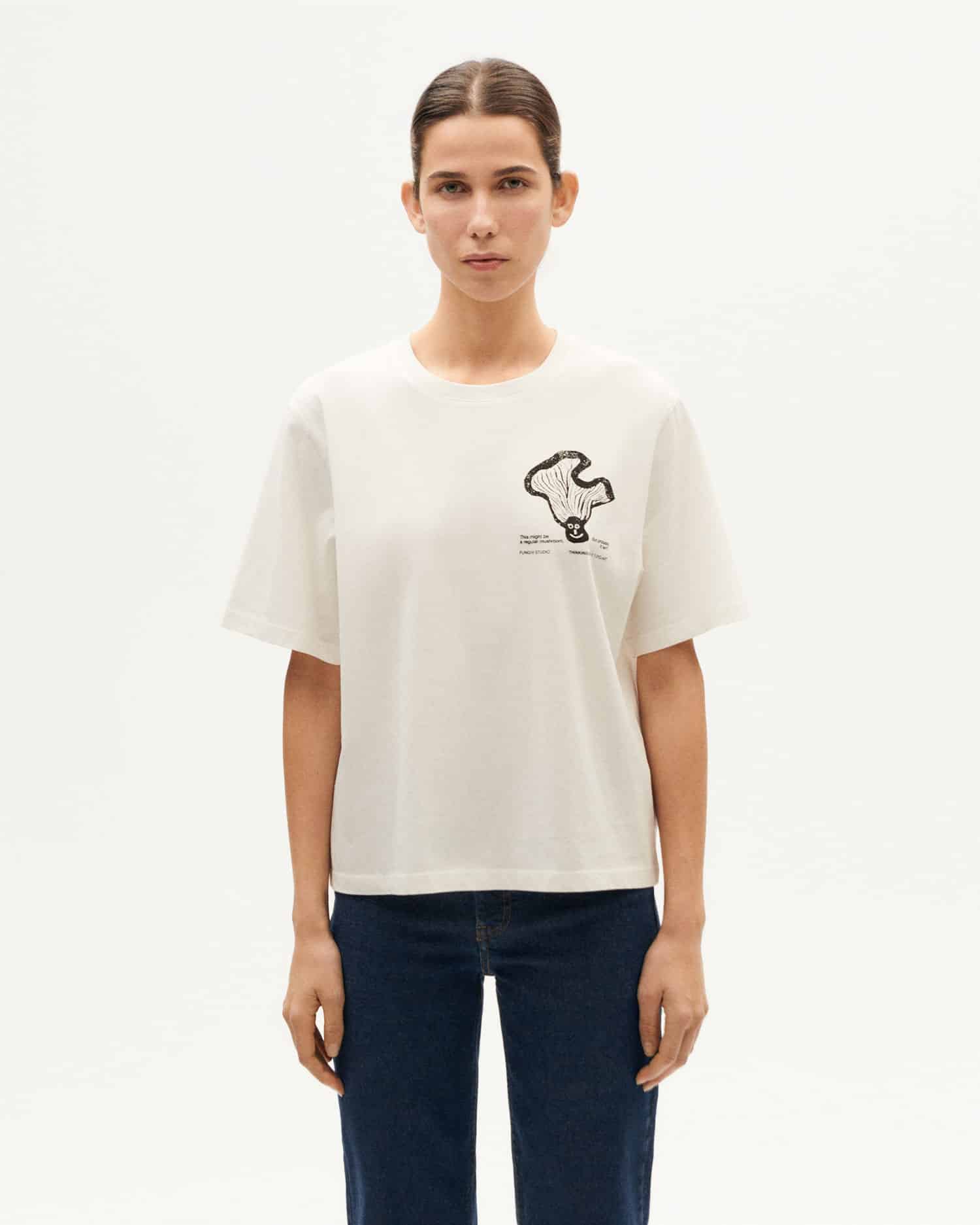 Frau in weißem T-Shirt mit Elefantendruck