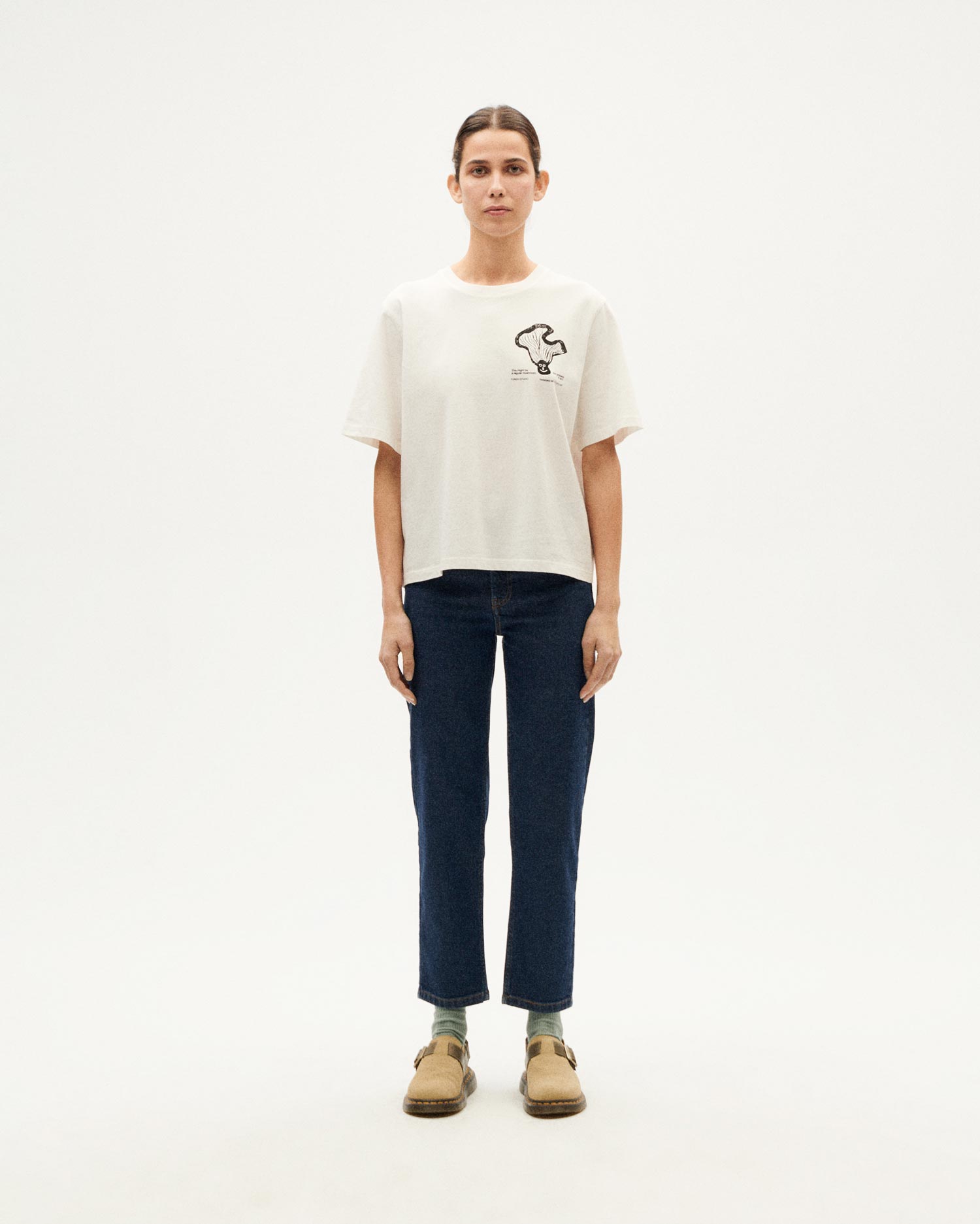 Frau in Jeans und weißem T-Shirt mit Grafik