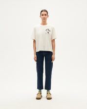 Frau in Jeans und weißem T-Shirt mit Grafik