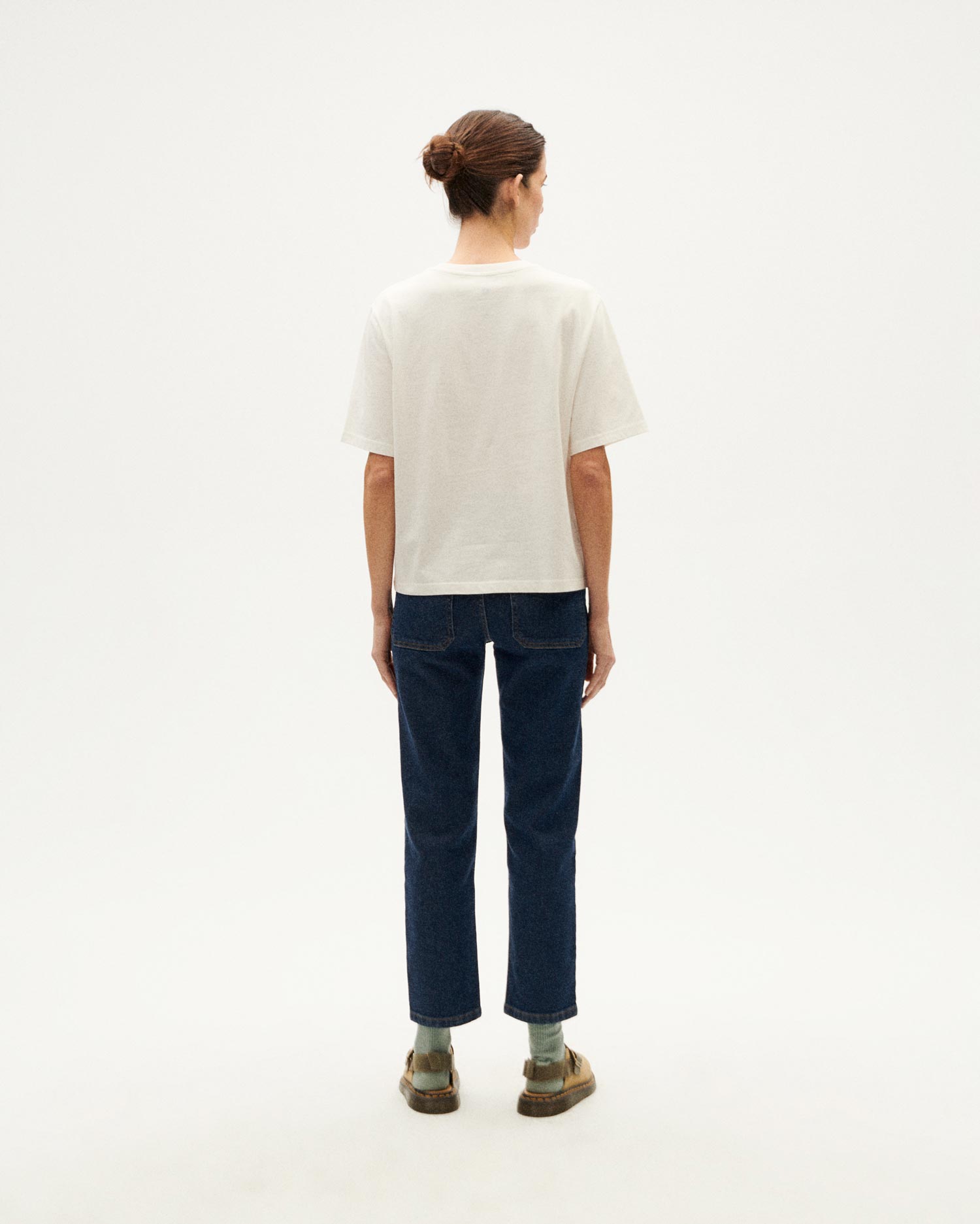 Frau von hinten in Jeans und weißem T-Shirt