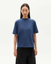 Frau in blauem T-Shirt und schwarzer Hose