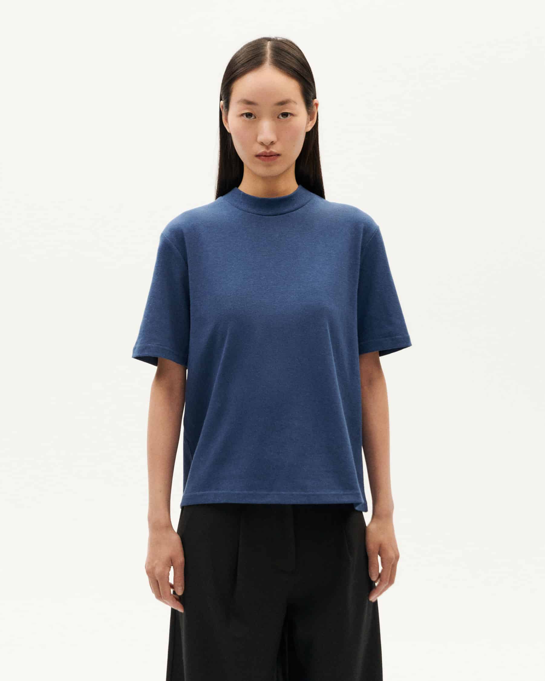 Frau in blauem T-Shirt und schwarzer Hose